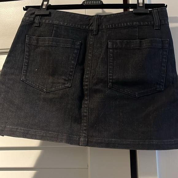 THEORY. black denim mini skirt with pockets. Size 4. - Picture 5 of 6